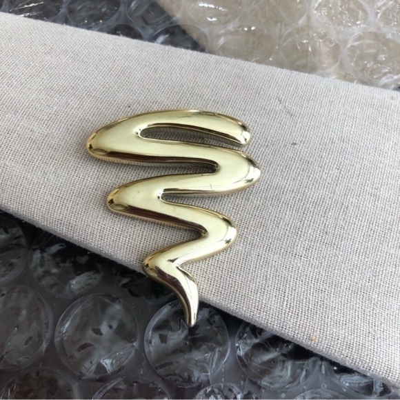 Vintage Jewelry - Vintage Gold Tone Brooch